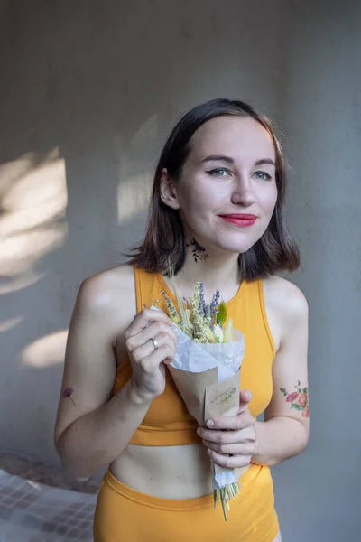 Porträt Einer Jungen Frau Mit Blumenstrauß — Stockfoto