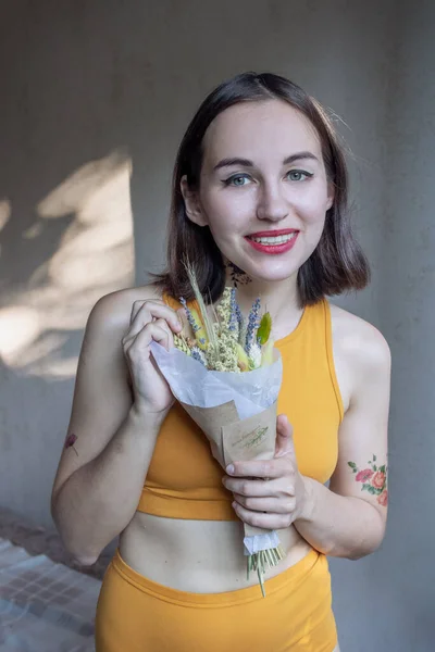 Porträt Einer Jungen Frau Mit Blumenstrauß — Stockfoto