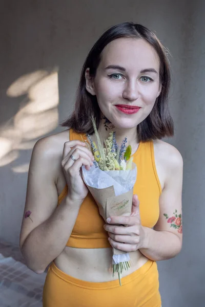 Porträt Einer Jungen Frau Mit Blumenstrauß — Stockfoto