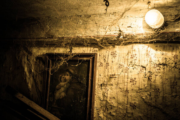 Городская жизнь в старом заброшенном фермерском доме, потерянном месте с грязной мебелью и пыльными картинами