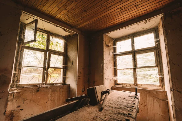 Urbano Eploring Una Antigua Casa Solariega Abandonada Lugar Perdido Con —  Fotos de Stock