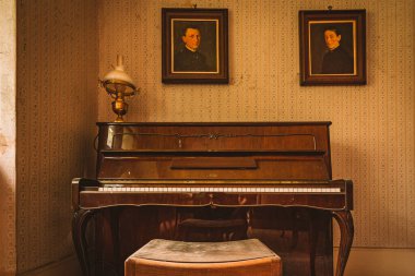 Eski, terk edilmiş bir malikanede, antika mobilyaları ve harika mimarisi olan kayıp bir yerde.