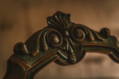 Eski, terk edilmiş bir malikanede, antika mobilyaları ve harika mimarisi olan kayıp bir yerde.