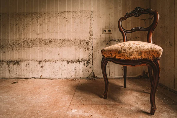 古い放棄されたマナーハウス アンティーク家具と素晴らしい建築物の失われた場所での都市探検 — ストック写真