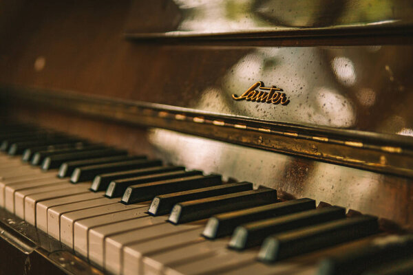 Городской пейзаж в старом заброшенном особняке, лакомый кусочек с антикварной мебелью и прекрасной архитектурой