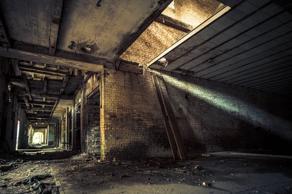 Urbano Explorar Uma Antiga Fábrica Tijolos Abandonados Lugar Perdido Com — Fotografia de Stock
