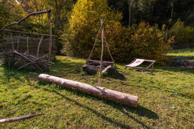 Aachtobel boyunca Constance Gölü yakınlarındaki Hohenbodman gözlem kulesine yapılan fantastik sonbahar yürüyüşü.