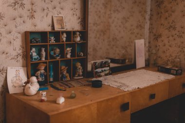 Ürkütücü terk edilmiş binalar, sözde kayıp yerler.