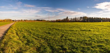 Constance Gölü yakınlarındaki Hoechsten nehrinde sonbahar yürüyüşü.