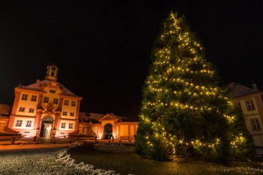 Üst Bataklık 'taki Altshausen Kalesi' nde renkli ışıklandırmalı harika bir Noel atmosferi var.