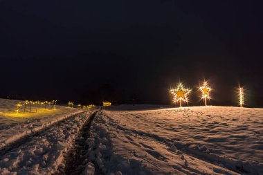 Üst Bataklık 'taki Bad Waldsee' de Prens Kış Parıltısı 'nda renkli atmosferli güzel Noel ışıklandırması