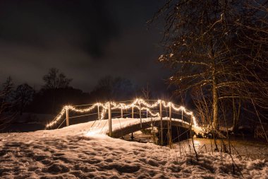 Üst Bataklık 'taki Bad Waldsee' de Prens Kış Parıltısı 'nda renkli atmosferli güzel Noel ışıklandırması