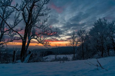 Kuzey Constance 'daki Illmensee yakınlarındaki Hoechsten' da gün batımında harika bir kış manzarası.