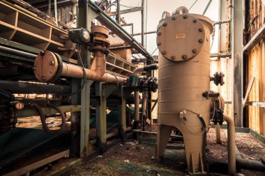 Ürkütücü terk edilmiş sanayi bölgesi, sözde kayıp yer, çürümüş fabrika salonu.