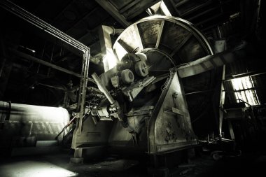 Ürkütücü terk edilmiş sanayi bölgesi, sözde kayıp yer, çürümüş fabrika salonu.