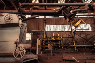 Ürkütücü terk edilmiş sanayi bölgesi, sözde kayıp yer, çürümüş fabrika salonu.