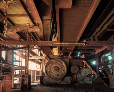 Ürkütücü terk edilmiş sanayi bölgesi, sözde kayıp yer, çürümüş fabrika salonu.