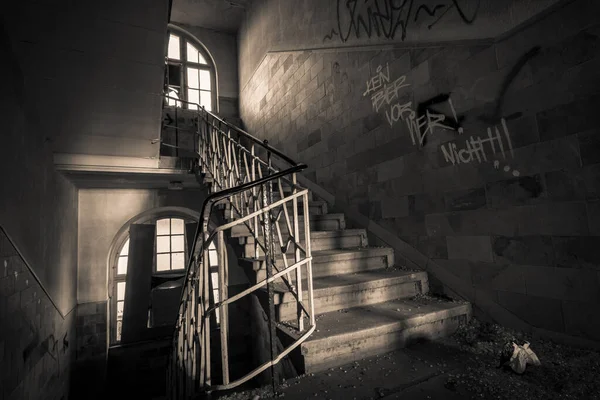 Creepy Abandoned Asylum Lot Vandalism Graffiti Forgotten Hospital Clinic Decayed — Stock Photo, Image