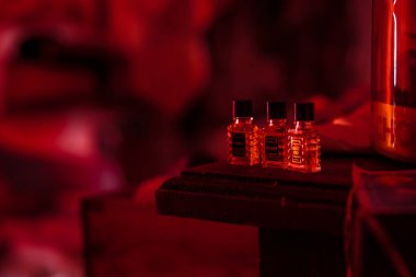 Ürkütücü terk edilmiş bina. Eski iç dekorasyonlu sözde kayıp yer.