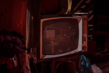 Ürkütücü terk edilmiş bina. Eski iç dekorasyonlu sözde kayıp yer.