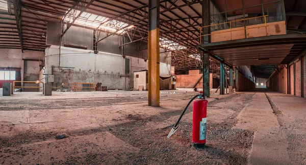 令人毛骨悚然的荒废工业区 所谓的荒废之地 是一座颓废的厂房 — 图库照片