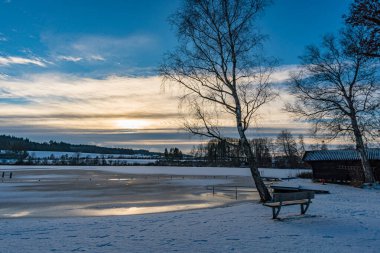 Koenigseggwald yakınlarındaki Hosskirch Gölü ve çevresindeki doğa koruma alanı etrafında kış yürüyüşü.