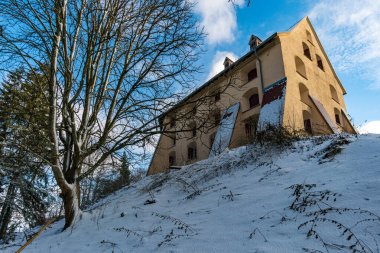 Koenigseggwald yakınlarındaki Hosskirch Gölü ve çevresindeki doğa koruma alanı etrafında kış yürüyüşü.