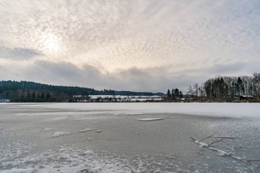 Koenigseggwald yakınlarındaki Hosskirch Gölü ve çevresindeki doğa koruma alanı etrafında kış yürüyüşü.
