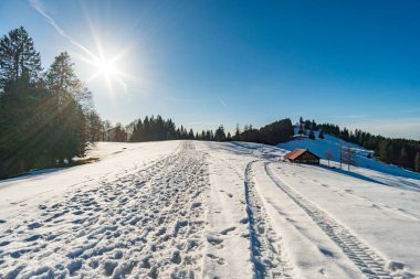 Oberstaufen yakınlarındaki Allgau Alplerinde güzel bir kış manzarası