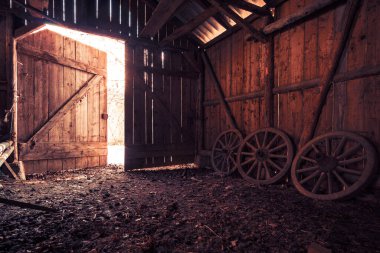 Eski mimarisi ve mobilyası olan terk edilmiş eski bir çiftlik evi.