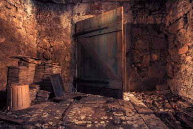 Eski mimarisi ve mobilyası olan terk edilmiş eski bir çiftlik evi.