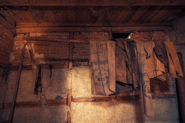 Eski mimarisi ve mobilyası olan terk edilmiş eski bir çiftlik evi.