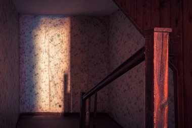 Eski mimarisi ve mobilyası olan terk edilmiş eski bir çiftlik evi.