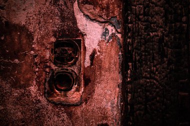 Eski bir terkedilmiş ve yanmış bir bina, yıkılmış mobilya koltukları.