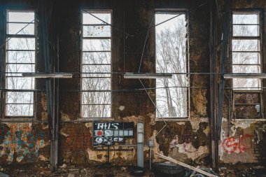 Terk edilmiş eski bir sanayi bölgesi, bir sürü grafiti yavaş yavaş dağılıyor.