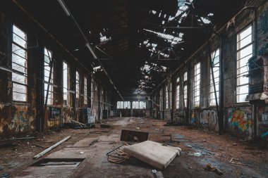 Terk edilmiş eski bir sanayi bölgesi, bir sürü grafiti yavaş yavaş dağılıyor.