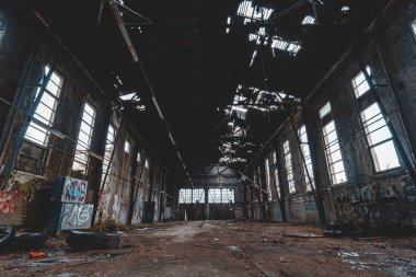 Terk edilmiş eski bir sanayi bölgesi, bir sürü grafiti yavaş yavaş dağılıyor.