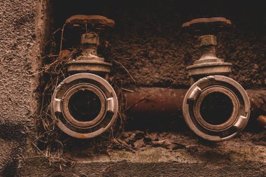 Terk edilmiş eski bir sanayi bölgesi, bir sürü grafiti yavaş yavaş dağılıyor.