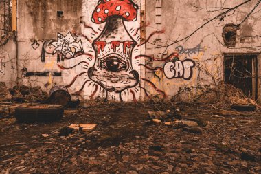 Terk edilmiş eski bir sanayi bölgesi, bir sürü grafiti yavaş yavaş dağılıyor.