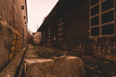 Terk edilmiş eski bir sanayi bölgesi, bir sürü grafiti yavaş yavaş dağılıyor.