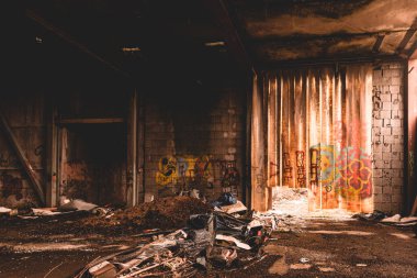 Terk edilmiş eski bir sanayi bölgesi, bir sürü grafiti yavaş yavaş dağılıyor.