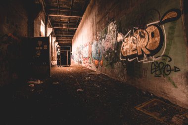 Terk edilmiş eski bir sanayi bölgesi, bir sürü grafiti yavaş yavaş dağılıyor.