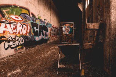 Terk edilmiş eski bir sanayi bölgesi, bir sürü grafiti yavaş yavaş dağılıyor.