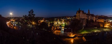 Hohenzollern Şatosu Sigmaringen Tuna 'da ay ışığında yıldızlı bir gecede