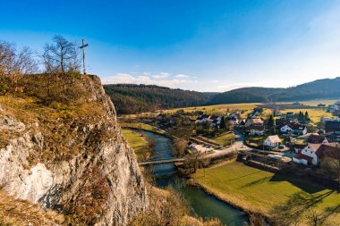 Sigmaringen Gutenstein yakınlarındaki Tuna Vadisi 'nde bahar yürüyüşü