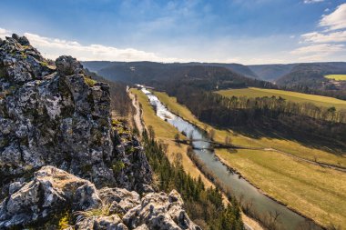 Sigmaringen Gutenstein yakınlarındaki Tuna Vadisi 'nde bahar yürüyüşü