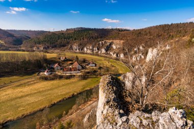 Sigmaringen Gutenstein yakınlarındaki Tuna Vadisi 'nde bahar yürüyüşü
