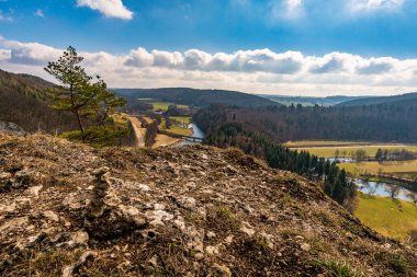 Sigmaringen Gutenstein yakınlarındaki Tuna Vadisi 'nde bahar yürüyüşü