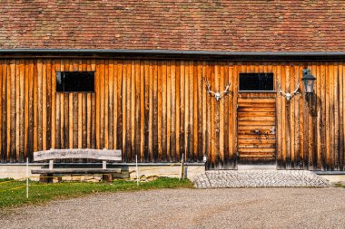 Sigmaringen yakınlarındaki Josefslust vahşi yaşam parkında bahar yürüyüşü, Hohenzollern prenslerinin av sahası.