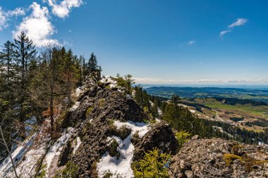 Imberg Nagelfluhkette 'deki Oberstaufen Steibis yakınlarında Alpenfreiheit premium yolu boyunca güzel bir dağ yürüyüşü.